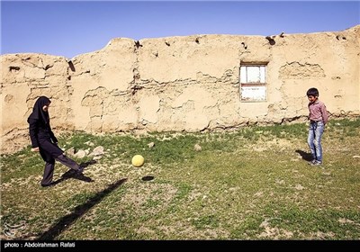 خانم لیلا خدابنده لو معلم کلاس چهارم مدرسه روستای سلیم سرابی گل تپه استان همدان است .او هر روز فاصله 55 کیلومتری شهر همدان تا این منطقه را طی می کند، تا به تنها دانش اموز این مدرسه ( رضا کوثری پرزاد ) سواد بیاموزد.