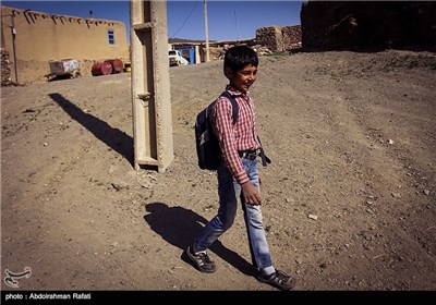 رضا کوثری پرزاد تنها دانش اموز مدرسه روستای سلیم سرابی گل تپه استان همدان