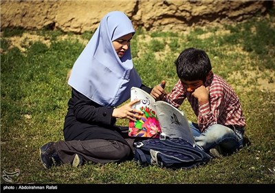 خانم لیلا خدابنده لو معلم کلاس چهارم مدرسه روستای سلیم سرابی گل تپه استان همدان است .او هر روز فاصله 55 کیلومتری شهر همدان تا این منطقه را طی می کند، تا به تنها دانش اموز این مدرسه ( رضا کوثری پرزاد ) سواد بیاموزد.