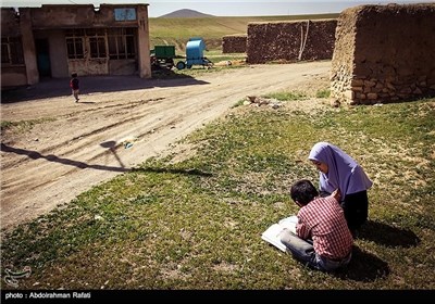 خانم لیلا خدابنده لو معلم کلاس چهارم مدرسه روستای سلیم سرابی گل تپه استان همدان است .او هر روز فاصله 55 کیلومتری شهر همدان تا این منطقه را طی می کند، تا به تنها دانش اموز این مدرسه ( رضا کوثری پرزاد ) سواد بیاموزد.