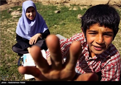 خانم لیلا خدابنده لو معلم کلاس چهارم مدرسه روستای سلیم سرابی گل تپه استان همدان است .او هر روز فاصله 55 کیلومتری شهر همدان تا این منطقه را طی می کند، تا به تنها دانش اموز این مدرسه ( رضا کوثری پرزاد ) سواد بیاموزد.