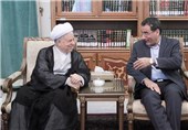 وزیر علوم با خانواده به دیدار هاشمی رفسنجانی رفت