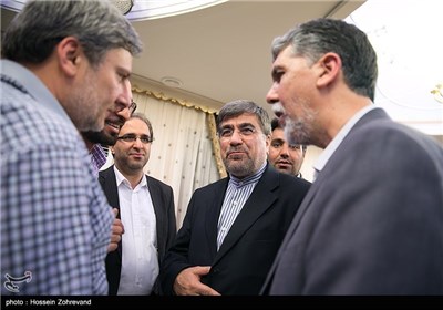 Iran’s Culture Minister Attends Banquet with Foreign Publishers
