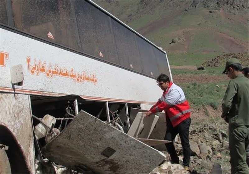 16زخمی در سانحه تصادف اتوبوس مسافربری تفرش با گاردریل