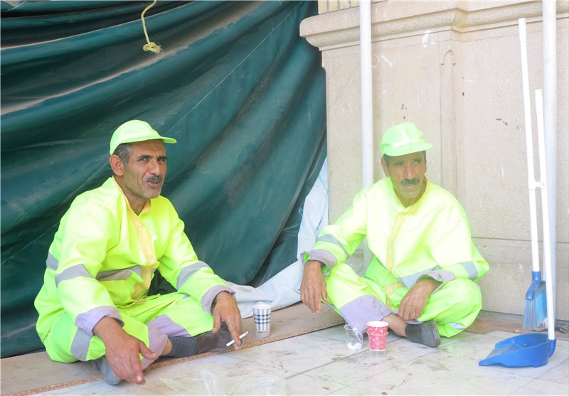 عکس نوشت‌هایی برای نمایشگاه کتاب، از «عباس دست طلا» تا «کارگران مشغول کارند»