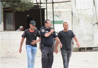 الاحتلال یعتدی ویعتقل عددا من المرابطین عند بوابات الأقصى