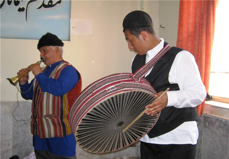 اجرای نواها و موسیقی زنده محلی در استان مرکزی