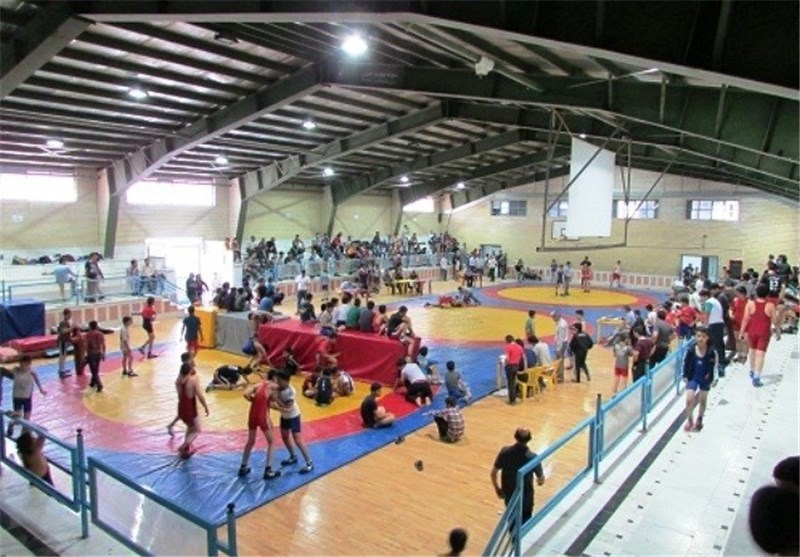 آغاز مسابقات انتخابی کشتی‌گیران قمی برای مسابقات کشور+ تصاویر