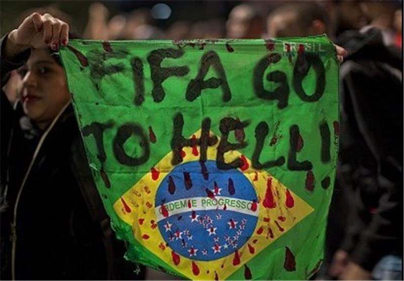 اعتراض برزیلی‌های مخالف جام جهانی با تیروکمان