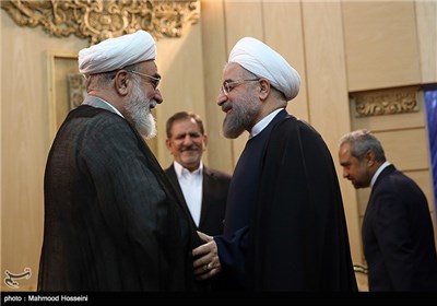 گفت و گوی روحانی رئیس جمهور و محمدی گلپايگانی رئيس دفتر مقام معظم رهبری در مراسم بدرقه رسمی سفر به شانگهای چین