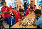 اهدای تندیس شهر تبریز به شطرنج‌بازان مسابقات جام ملت‌ها