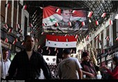 تجمع مردمی در حمایت از نظام سوریه مقابل هتل محل استقرار خبرنگاران خارجی در دمشق