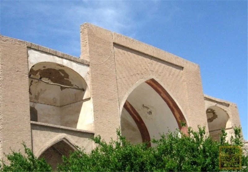 مرمت نیمه‌تمام مسجد جامع سرایان رونق می‌گیرد