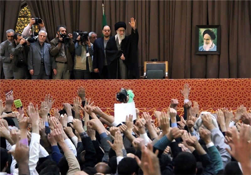 امام خامنه‌ای وارد جایگاه سخنرانی حرم مطهر رضوی شد