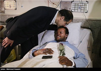 وزیر الصحة السید الهاشمی یتفقد جرحی الاعمال الارهابیة فی الیمن
