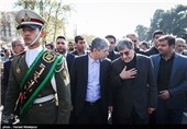 علی طیب‌نیا وزیر اقتصاد در مراسم تشییع پیکر مادر علی جنتی وزیر ارشاد