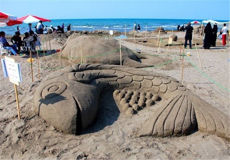 مسافران نوروزی 55 مجسمه شنی در ساحل شهرستان دیر ساختند