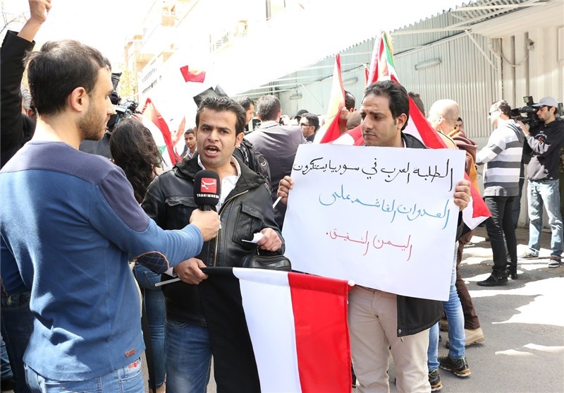 الیمنیون المقیمون فی ایران الاسلامیة ینظمون تجمعا احتجاجیا أمام السفارة السعودیة فی طهران