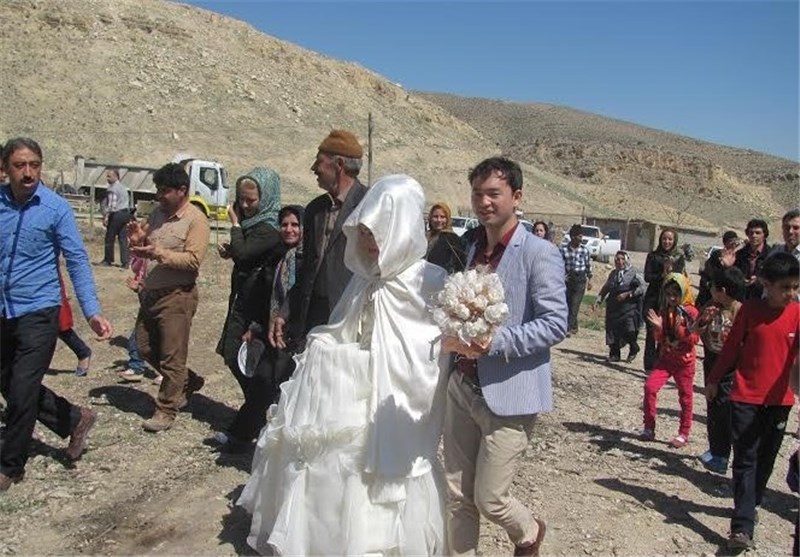 زوج جوان چینی تازه‌مسلمان شده در روستای قلعه‌خان به خانه‌بخت رفتند