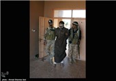 یک مرد از اعضای گروه تروریستی داعش که توسط نیروهای مبارز مردمی صلاح الدین ، دستگیر شده است