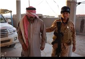 یک مرد از اعضای گروه تروریستی داعش که توسط نیروهای مبارز مردمی صلاح الدین ، دستگیر شده است