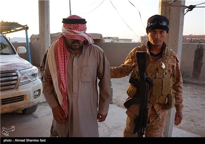 یک مرد از اعضای گروه تروریستی داعش که توسط نیروهای مبارز مردمی صلاح الدین ، دستگیر شده است