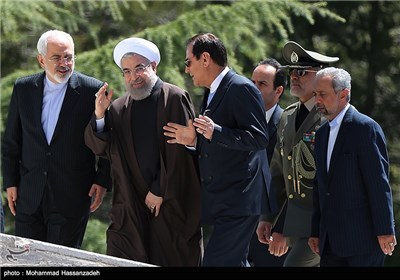حسن روحانی و ظریف وزیر امورخارجه در مراسم استقبال رسمی رئیس جمهور از رجب طیب اردوغان