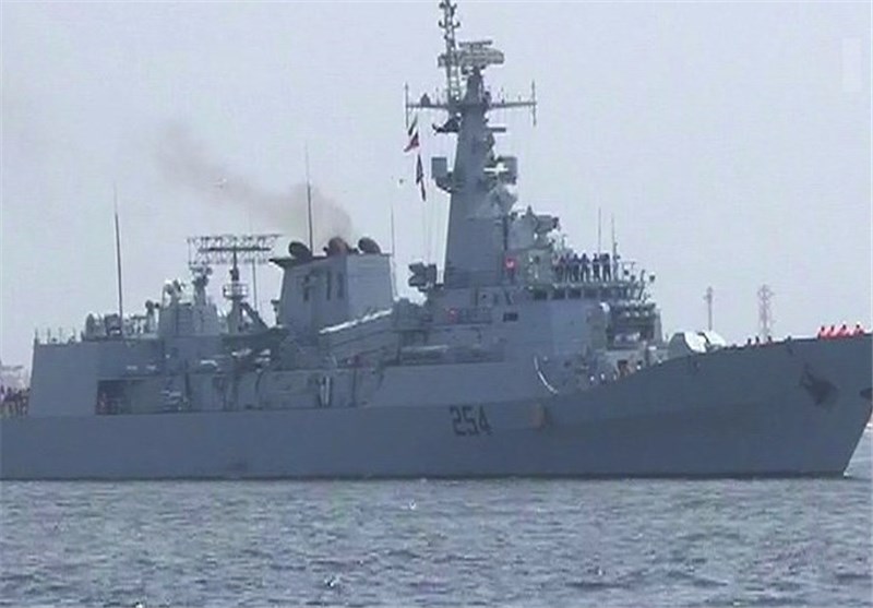 کشتی نیروی دریایی پاکستان حامل 182 تبعه این کشور از یمن وارد بندر کراچی شد