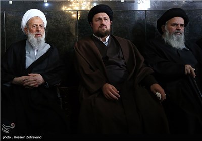 از راست :آیت الله موسوی بجنوردی،حجت الاسلام سید حسن خمینی و آیت الله محمدی ری شهری