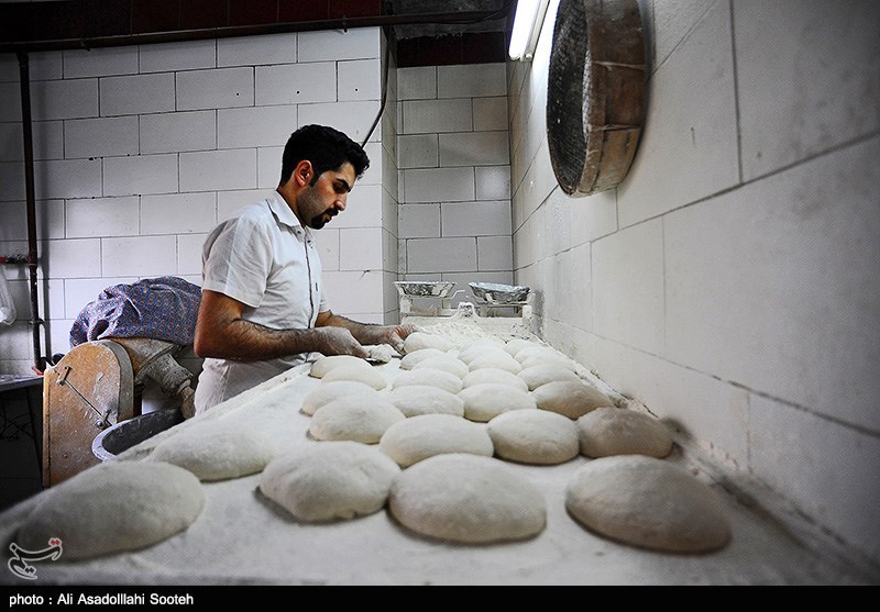 قیمت نان در اصفهان افزایش نداشته است/ مردم نگران گرانی نان نباشند