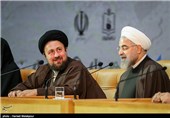 حجت‌الاسلام حسن روحانی رئیس جمهور و حجت‌الاسلام سیدحسن خمینی در همایش بزرگداشت بانوی انقلاب اسلامی