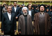 حجت‌الاسلام سیدحسن خمینی، حجت‌الاسلام حسن روحانی رئیس جمهور و اسحاق جهانگیری معاون اول رئیس جمهور در همایش بزرگداشت بانوی انقلاب اسلامی