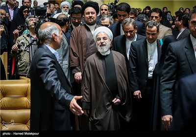 حجت‌الاسلام حسن روحانی رئیس جمهور و حجت‌الاسلام سیدحسن خمینی هنگام ورود به همایش بزرگداشت بانوی انقلاب اسلامی