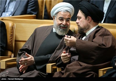 حجت‌الاسلام سیدحسن خمینی و حجت‌الاسلام حسن روحانی رئیس جمهور در همایش بزرگداشت بانوی انقلاب اسلامی