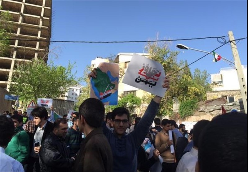 دانشجویان یمنی نیز به تجمع کنندگان مقابل سفارت عربستان پیوستند