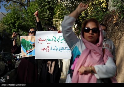 تجمع دانشجویان مقابل سفارت عربستان در اعتراض به جنایات آل سعود