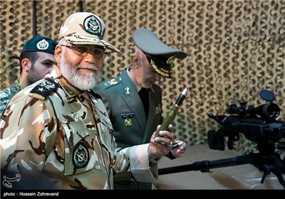 امیر احمدرضا پوردستان فرمانده نیرو زمینی ارتش در حال نشان دادن فشنگ سلاح تک‌تیرانداز 23 میلی‌متری باهر است