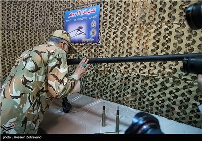 بوسه امیر احمدرضا پوردستان فرمانده نیرو زمینی ارتش بر سلاح تک‌تیرانداز 23 میلی‌متری باهر