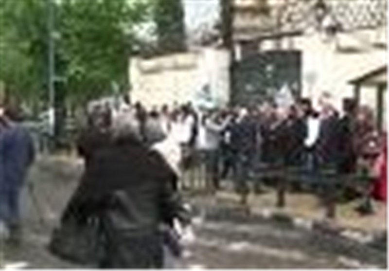 فیلم/ تجمع سوری‌ها مقابل سفارت عربستان