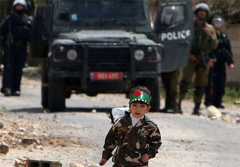 پرتاب سنگ توسط کودک 5ساله فلسطینی به‌سوی نظامیان صهیونیست + عکس