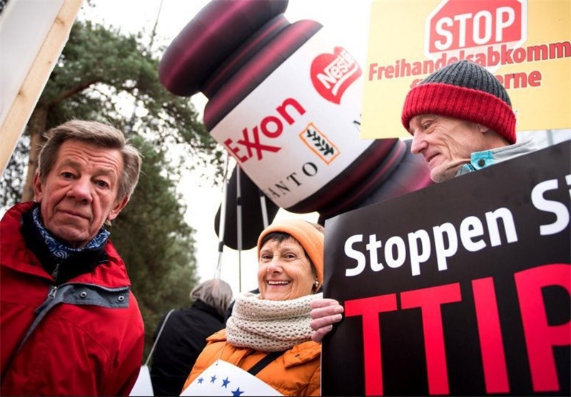 تظاهرات فعالان اروپایی در اعتراض به توافقنامه تجارت آزاد با آمریکا