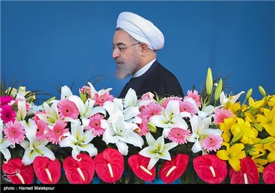 حجت‌الاسلام حسن روحانی رئیس جمهور هنگام ورود به مراسم رژه روز ارتش