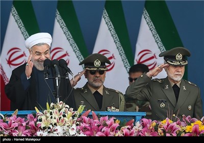 امیر عطاءالله صالحی فرمانده کل ارتش و حجت‌الاسلام حسن روحانی رئیس جمهور در مراسم رژه روز ارتش
