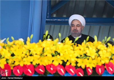 حجت‌الاسلام حسن روحانی رئیس جمهور هنگام ورود به مراسم رژه روز ارتش