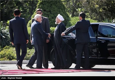 حجت‌الاسلام حسن روحانی رئیس جمهور و محمدجواد ظریف وزیر امور خارجه در مراسم استقبال رسمی از رئیس جمهور افغانستان