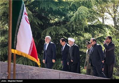 حجت‌الاسلام حسن روحانی رئیس جمهور و محمدجواد ظریف وزیر امور خارجه در مراسم استقبال رسمی از رئیس جمهور افغانستان