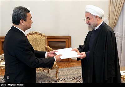 4 New Ambassadors Submit Credentials to Iran's President