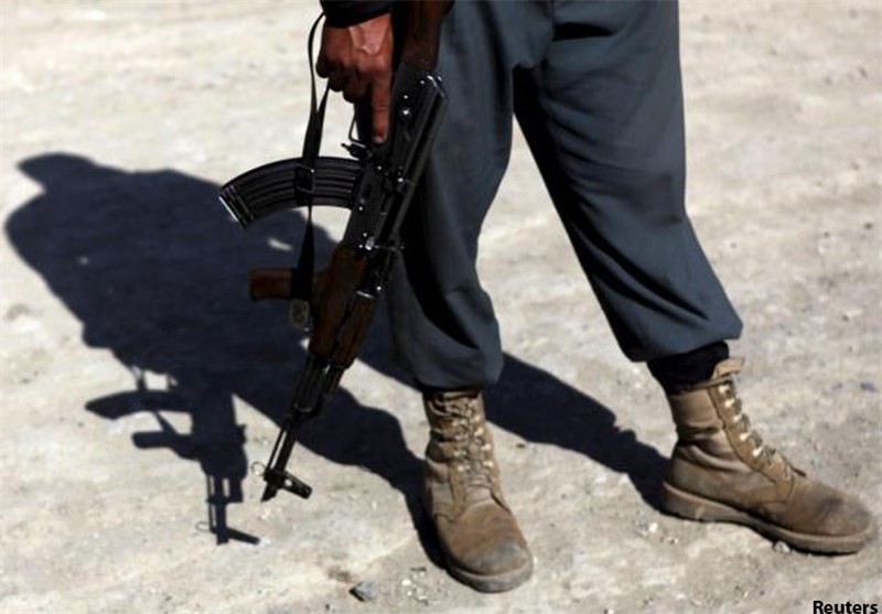 یک فرمانده و 33 پلیس در مرکز افغانستان تسلیم طالبان شدند