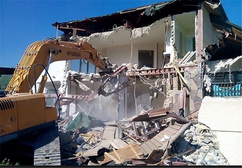 منازل مسکونی در معرض سیلاب شهرستان خرم‌آباد تخریب می‌شود