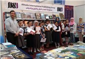 الهدی به کودکان عراقی کتاب هدیه می‌دهد